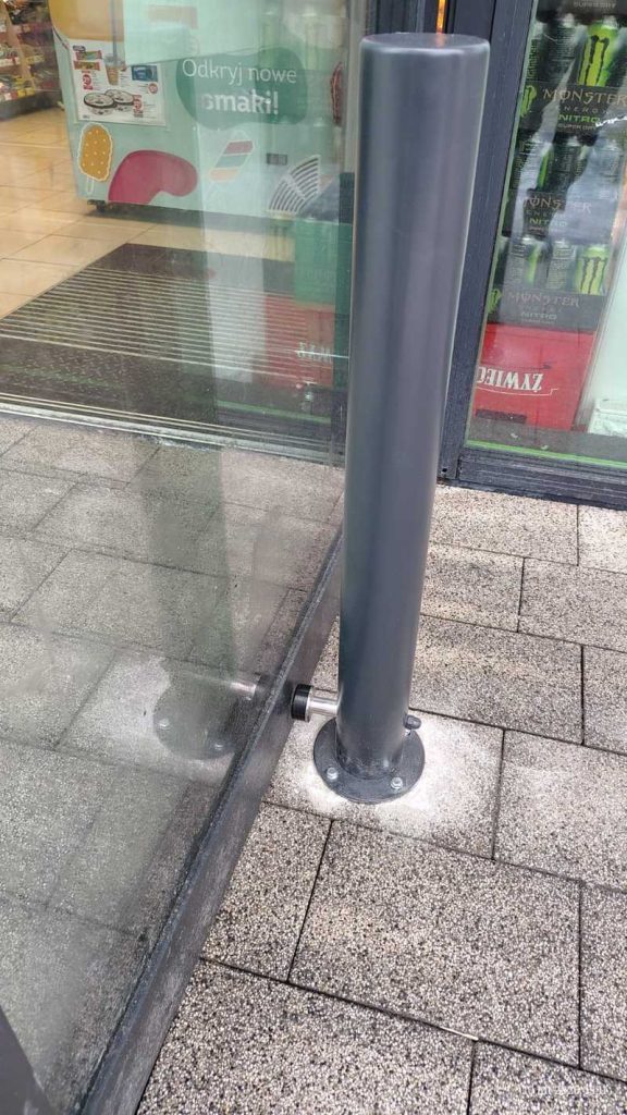 Odbojnica słupowa z jednym amortyzatorem malowana proszkowo