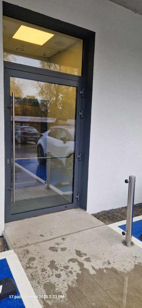 Odbojnica słupowa z dwoma amortyzatorami + samozamykacz