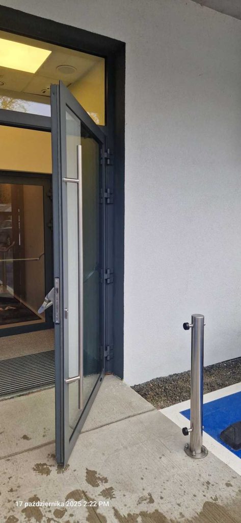 Odbojnica słupowa z dwoma amortyzatorami